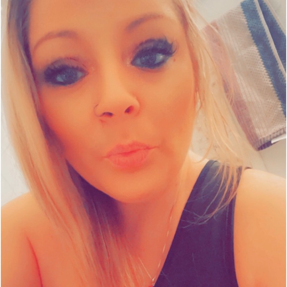 Meet your Posher, Jennifer! 💋 - Picture 3 of 6